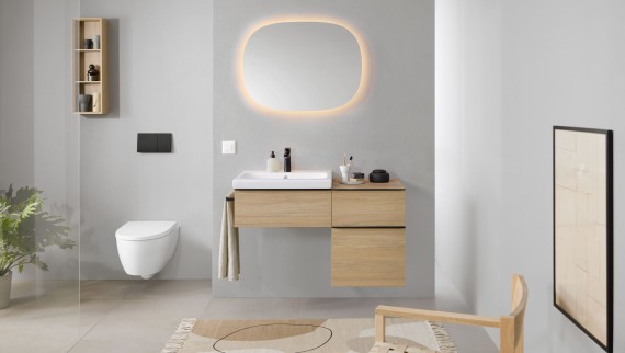 Waschplatz der Serie Geberit iCon mit wandhängendem WC in weiß matt. Kombiniert mit der Betätigungsplatte Geberit Sigma70 in schwarz.