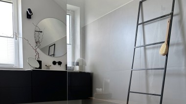 Mehr Weite für ein kleines Bad in Zwettl: Raum im Dachgeschoss wird zum Gästebad (© C’est Design Studio)
