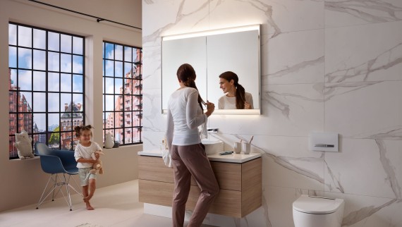 Mutter und Kind in einem Badezimmer mit ComfortLight im Geberit ONE Spiegelschrank
