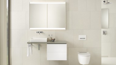 Badezimmer mit Produkten der Serie Geberit ONE in weiß