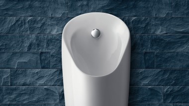 Urinal Preda vor grauer Wand installiert