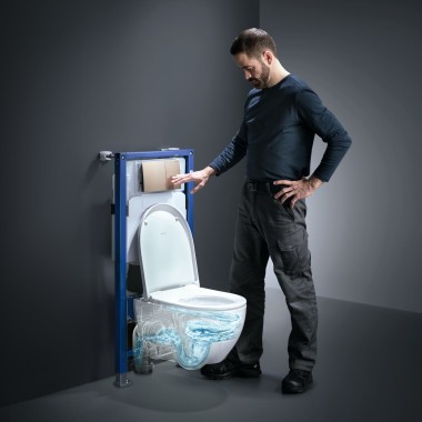 Mann betätigt TurboFlush®-Spülung eines Geberit Acanto-WCs