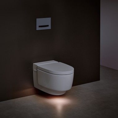 Dusch-WC Geberit AquaClean Mera mit eingeschaltetem Orientierungslicht