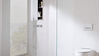 Geberit ONE Walk-in-Dusche mit Duschtrennwand aus Glas