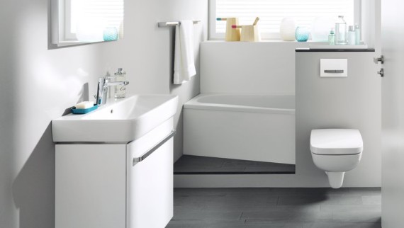 Kleines Bad mit wandhängendem WC, Waschplatz und Badewanne der Serie Renova Compact.