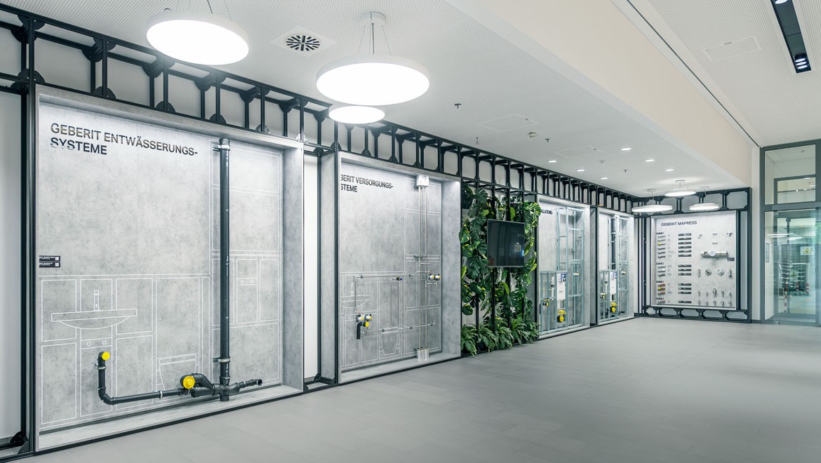 Eigene Ausstellungsbereiche im neuen Geberit Mapress Produktionsgebäude in Langenfeld sind den Systemlösungen gewidmet.