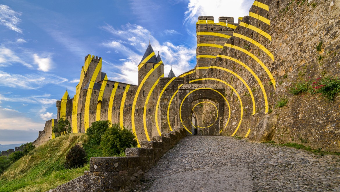Carcassonne - eine Stadt in Südfrankreich und UNESCO-Weltkulturerbe interpretiert mit konzentrische Kreise von Felice Varini (© Alamy).