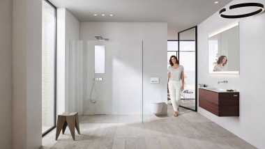 Badezimmer mit Produkten der Serie Geberit ONE in weiß