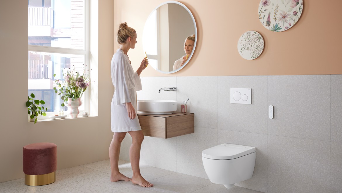 Badezimmer in der Trendfarbe Peach Fuzz mit dem Dusch-WC Geberit AquaClean Alba