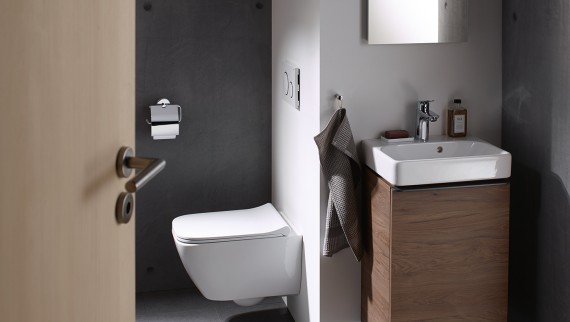 Modernes Bad auf engstem Raum mit einem WC und einem Handwaschbecken der Serie Geberit Smyle.