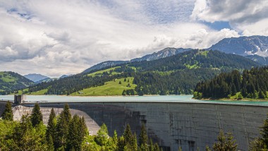 Staudamm zur Erzeugung von Strom aus erneuerbarer Wasserkraft (©wirestock/Freepik)