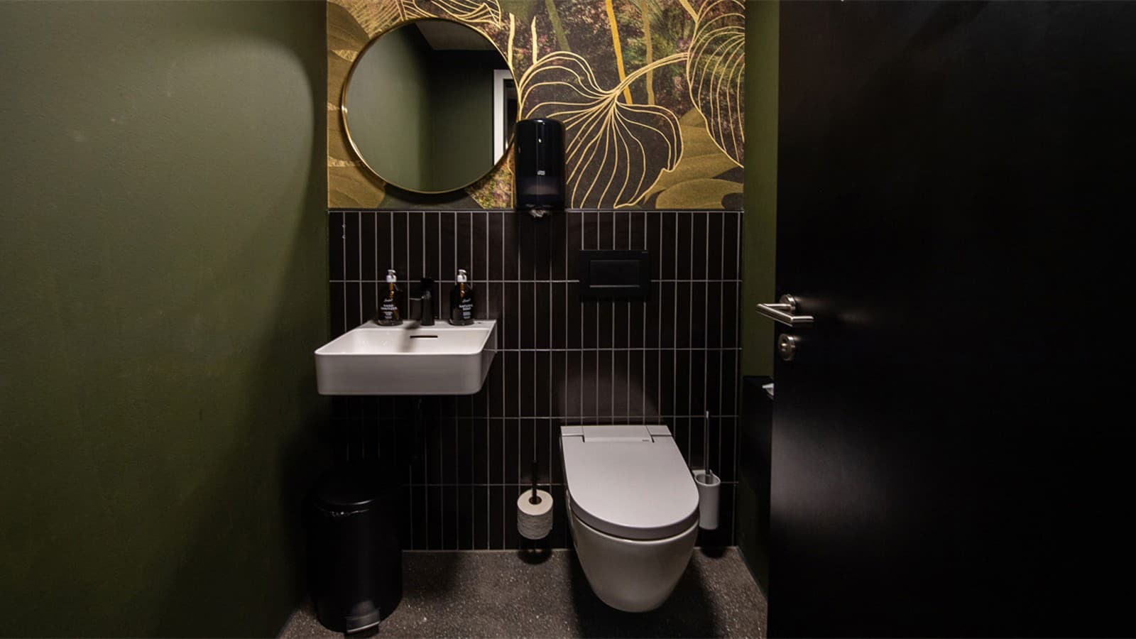 Badezimmer im Aparthotel Il Momento ausgestattet mit einem Geberit AquaClean Alba Dusch-WC. Badezimmer im Aparthotel Il Momento ausgestattet mit einem Geberit AquaClean Alba Dusch-WC.