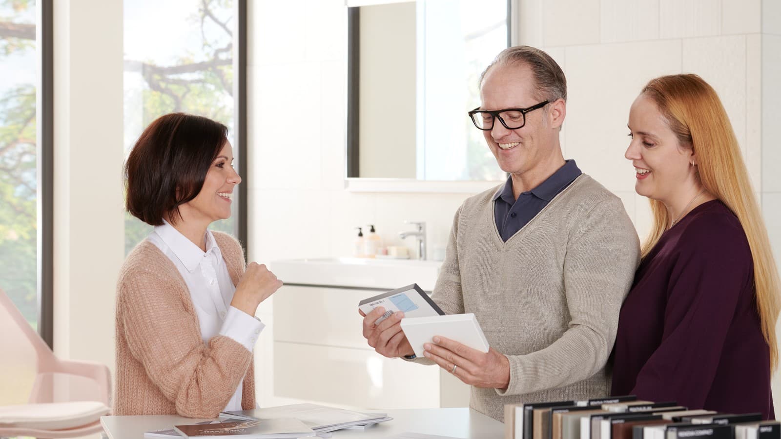 Privatkunden in einer Badausstellung Privatkunden in einer Badausstellung