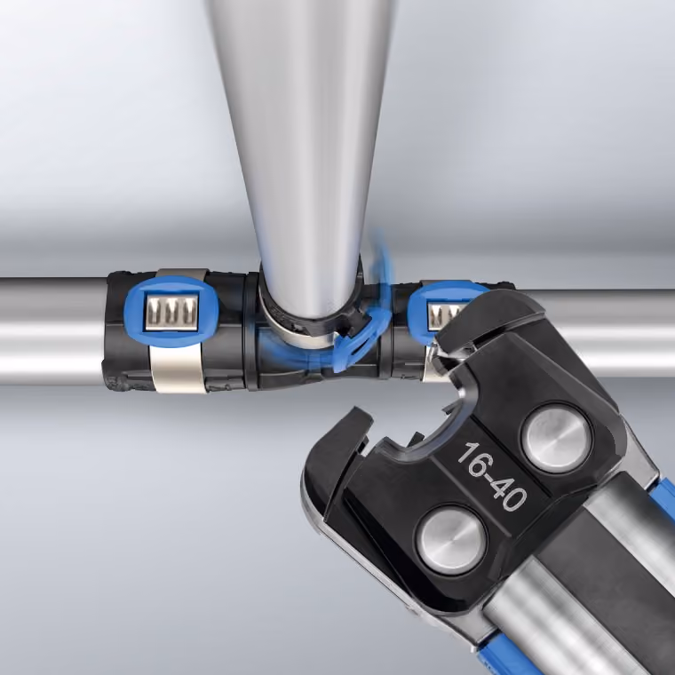 Die Geberit FlowFit Verpressung wird durch die drehbare Pressschlinge auch in schwierigsten Lagen einfach. Die Geberit FlowFit Verpressung wird durch die drehbare Pressschlinge auch in schwierigsten Lagen einfach.